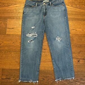 Levi’s women’s boyfriend cropped ripped jeans. 16W. Nice shape
